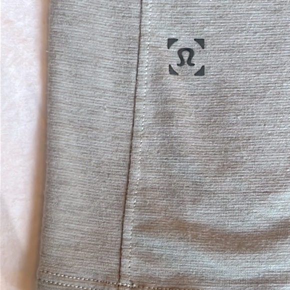 Lululemon Men’s Heathered Gray Long Sleeve Men’s Tee - Picture 6 of 6